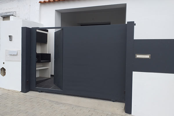 Serralharia Farrau - Portões de Muro